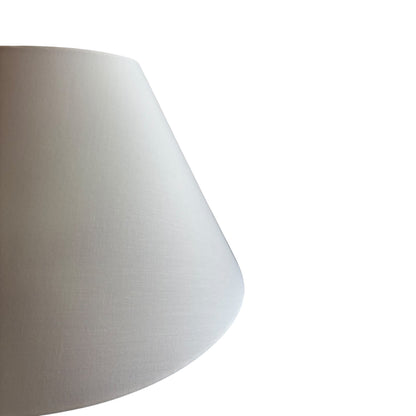 Een minimalistische lampenkap in crème voor een zachte uitstraling. Perfect voor een rustige en elegante sfeer in huis.