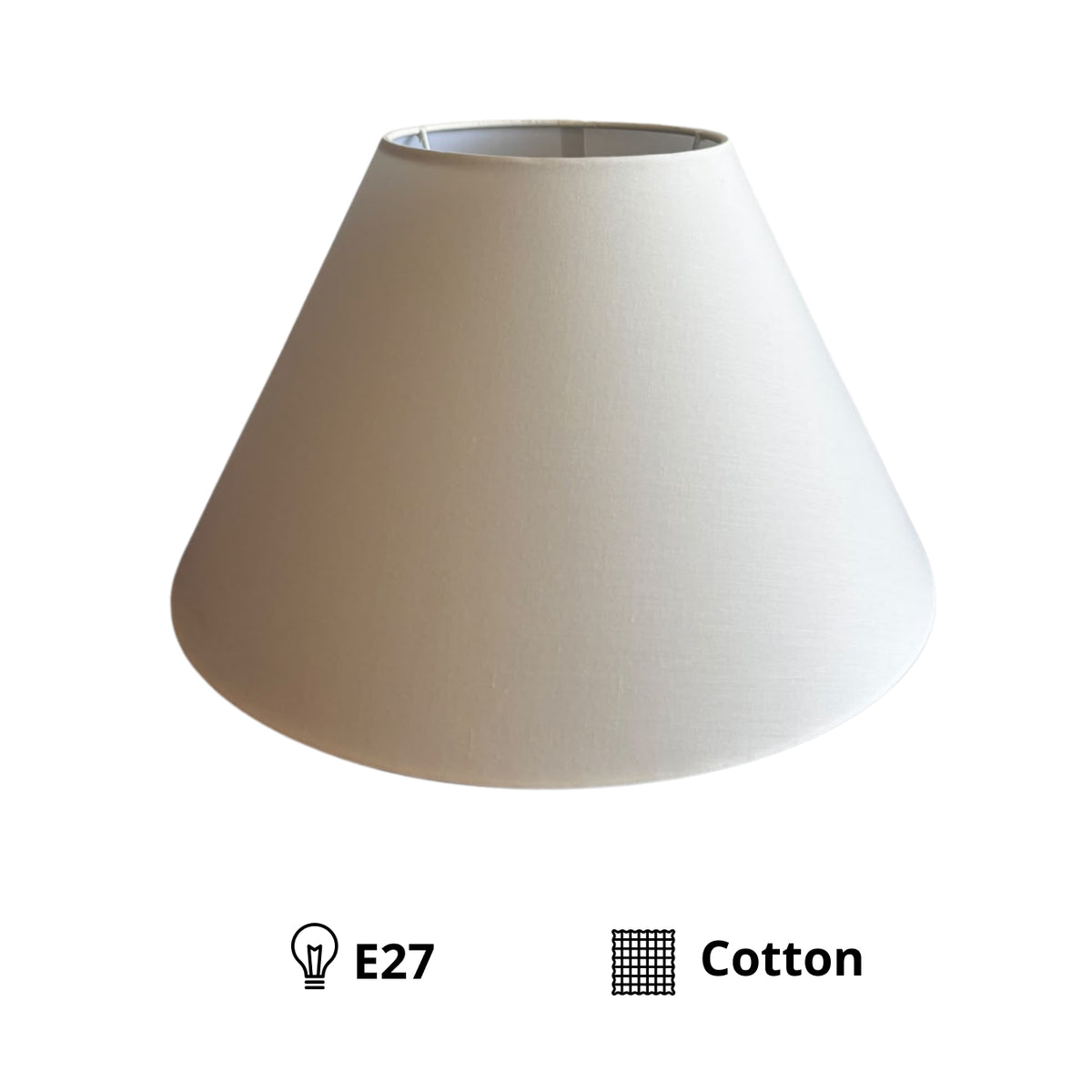 Minimalistische lampenkap in crème, perfect voor een rustige uitstraling. Voeg een vleugje elegantie toe aan je interieur.
