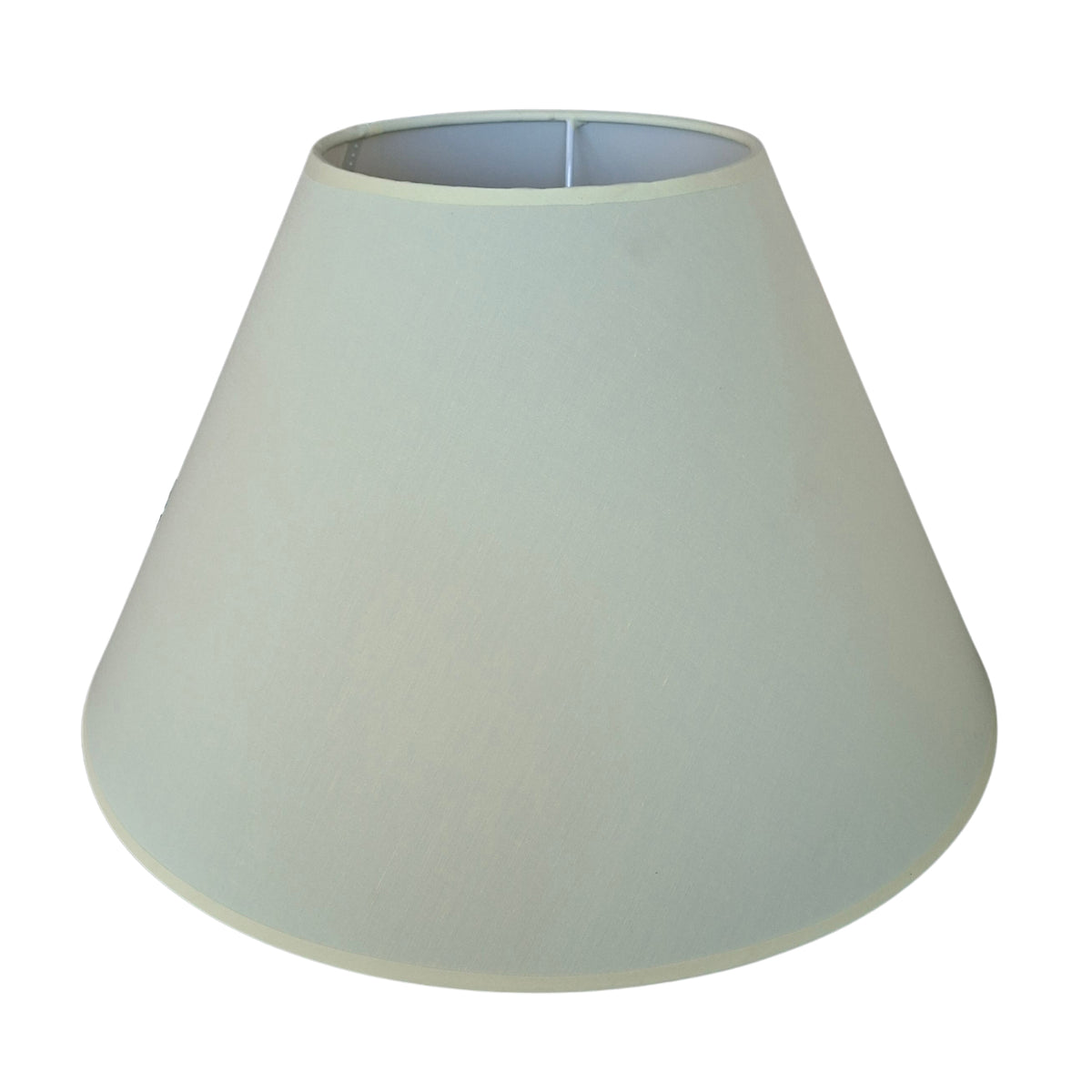 Deze crèmekleurige lampenkap in chintz geeft een tijdloze uitstraling aan elke ruimte. Perfect voor sfeervolle verlichting.