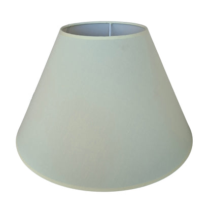 Deze crèmekleurige lampenkap in chintz geeft een tijdloze uitstraling aan elke ruimte. Perfect voor sfeervolle verlichting.