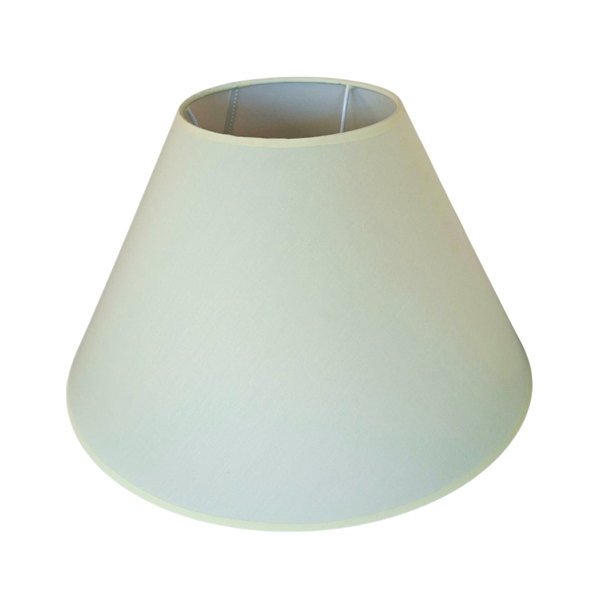Tijdloze lampenkap in crème chintz zorgt voor een warme sfeer. Perfect voor elke ruimte en stijl.