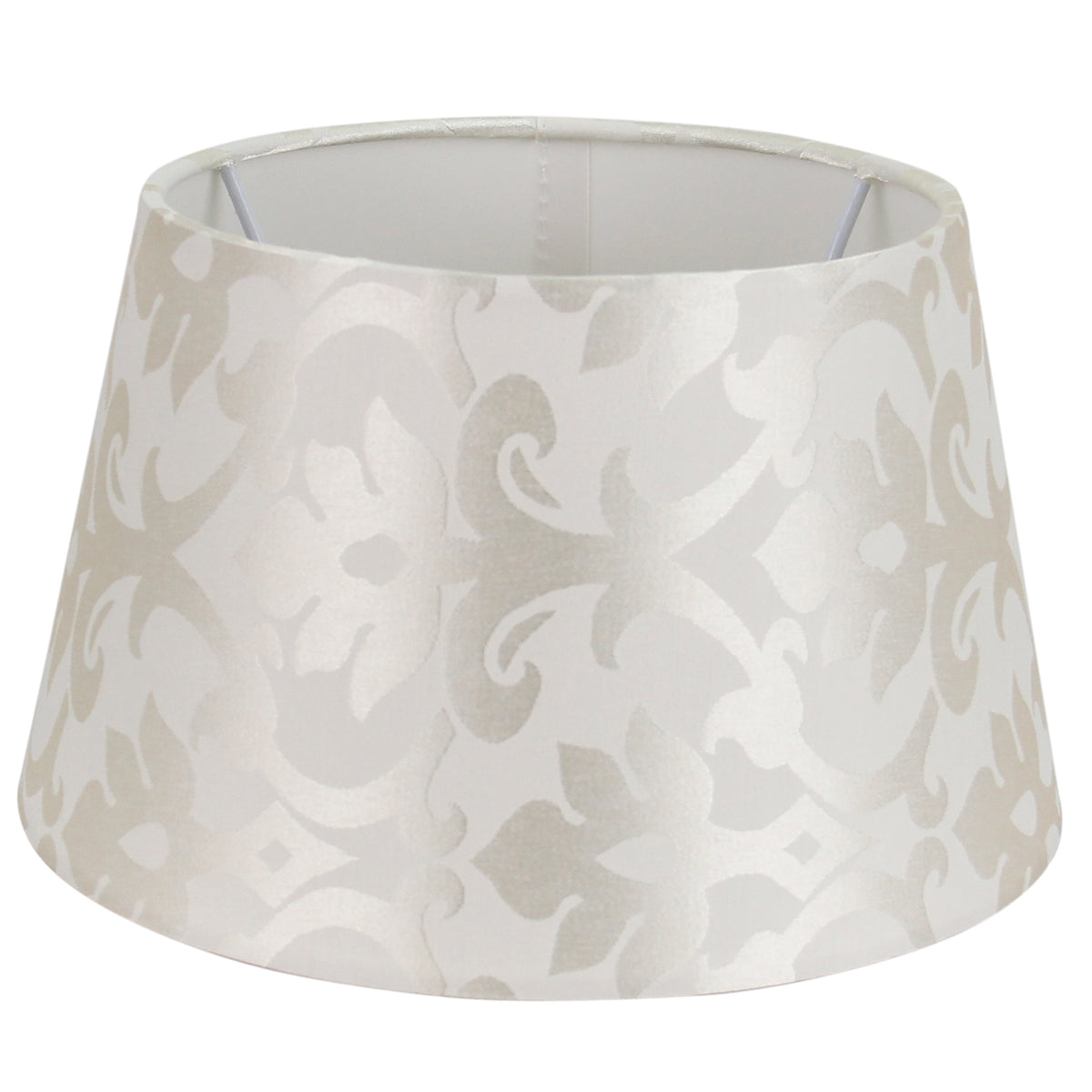 Deze beige lampenkap met gouden accenten voegt een vleugje luxe toe aan je interieur. Perfect voor een warme sfeer.