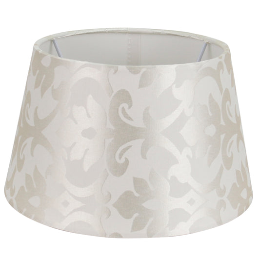 Deze beige lampenkap met gouden accenten voegt een vleugje luxe toe aan je interieur. Perfect voor een warme sfeer.