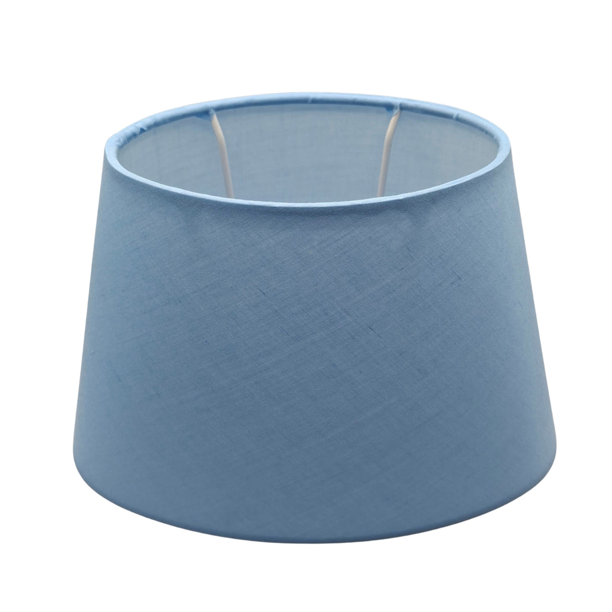 Deze moderne lampenkap in een frisse blauwe kleur brengt een speelse sfeer in je interieur. Perfect voor elke lamp.