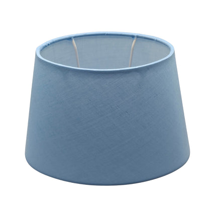 Deze moderne lampenkap in een frisse blauwe kleur brengt een speelse sfeer in je interieur. Perfect voor elke lamp.