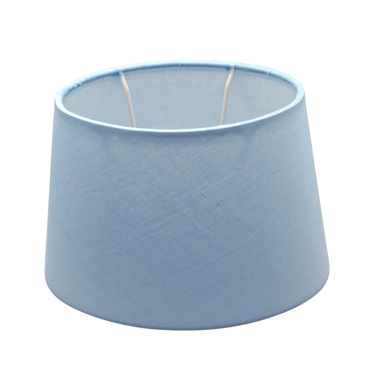 Deze moderne blauwe lampenkap voegt een frisse touch toe aan je interieur. Perfect voor een sfeervolle verlichtingservaring.