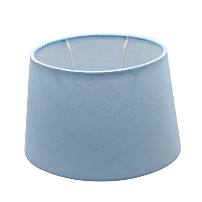Deze moderne blauwe lampenkap voegt een frisse touch toe aan je interieur. Perfect voor een sfeervolle verlichtingservaring.