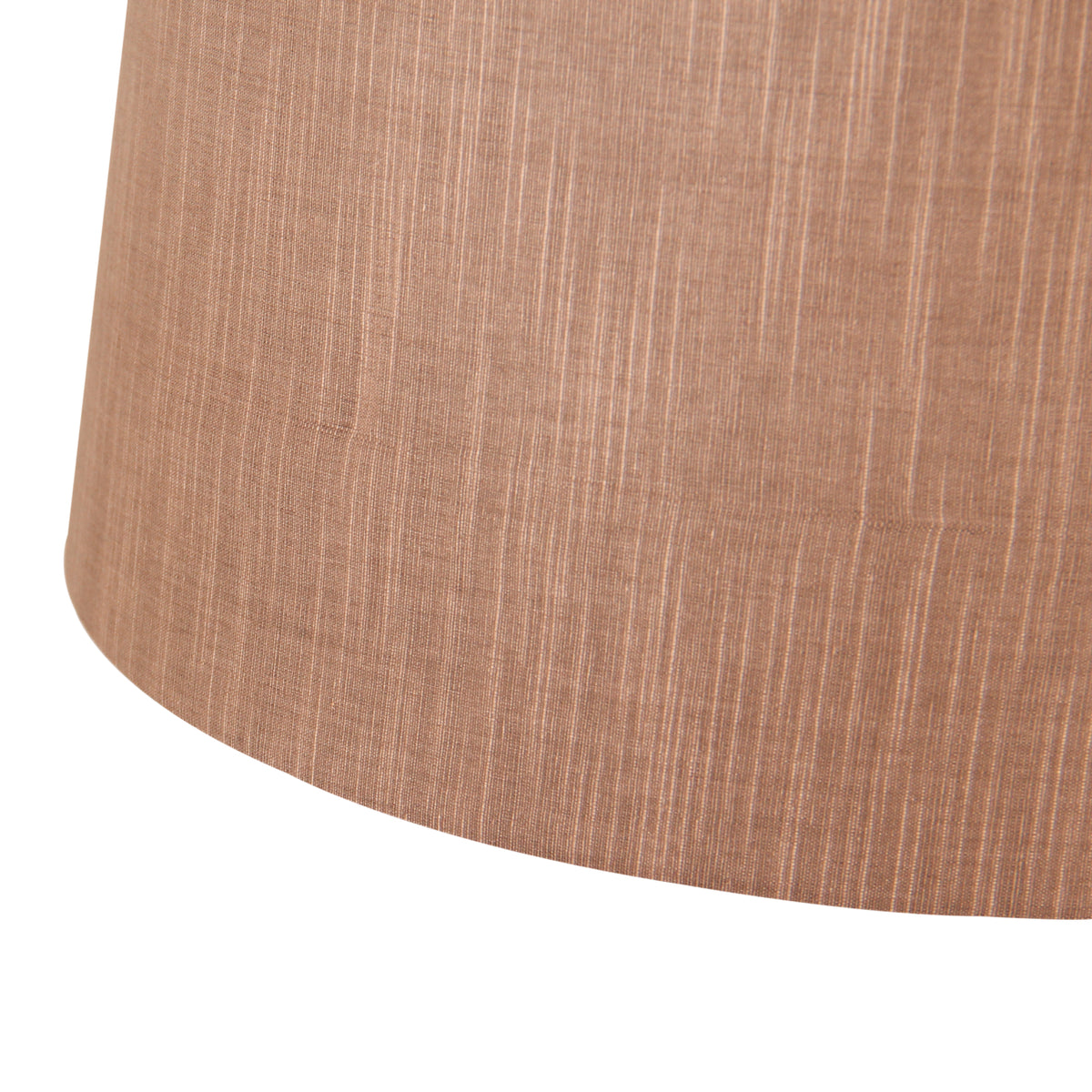 Deze lichtbruine lampenkap voegt een tijdloze charme toe aan elke ruimte. Perfect voor een warm en sfeervol interieur.