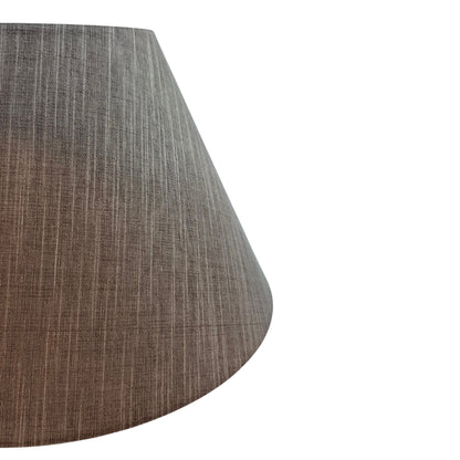 Deze strakke, bruine lampenkap voegt een warme, minimalistische touch toe aan je interieur. Perfect voor elke ruimte.