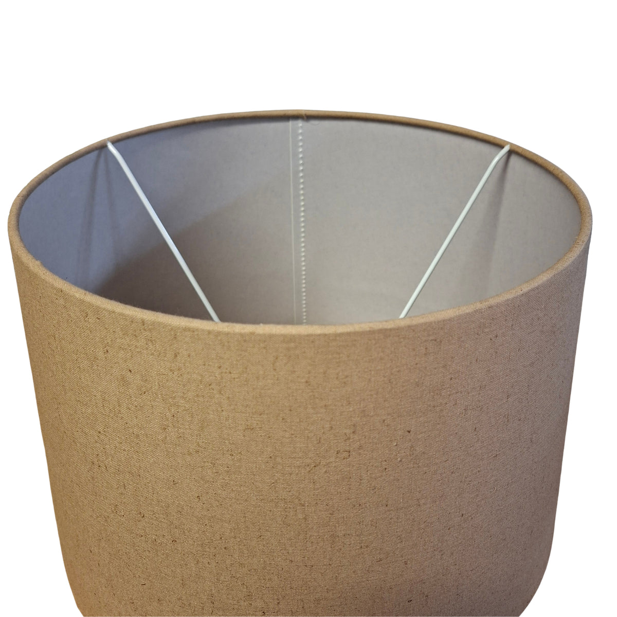 Deze elegante bruin katoenen lampenkap voegt een warme sfeer toe aan elke kamer. Perfect voor een knusse uitstraling.