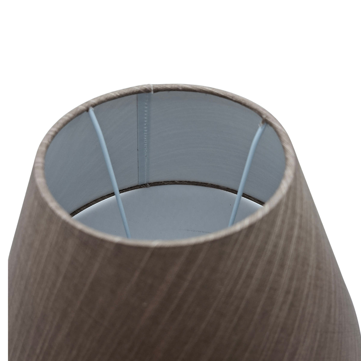 Deze minimalistische, bruine lampenkap voegt warmte toe aan je interieur. Perfect voor een rustige en sfeervolle ambiance.