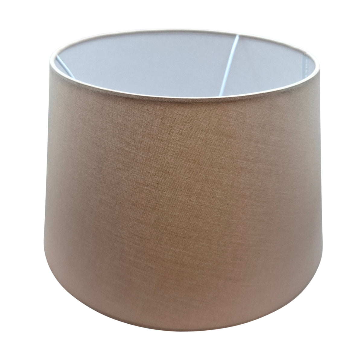 Minimalistische lampenkap in cappuccino kleur voor een warme sfeer. Perfect voor een basic interieur.