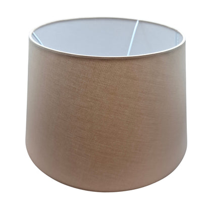 Minimalistische lampenkap in cappuccino kleur voor een warme sfeer. Perfect voor een basic interieur.