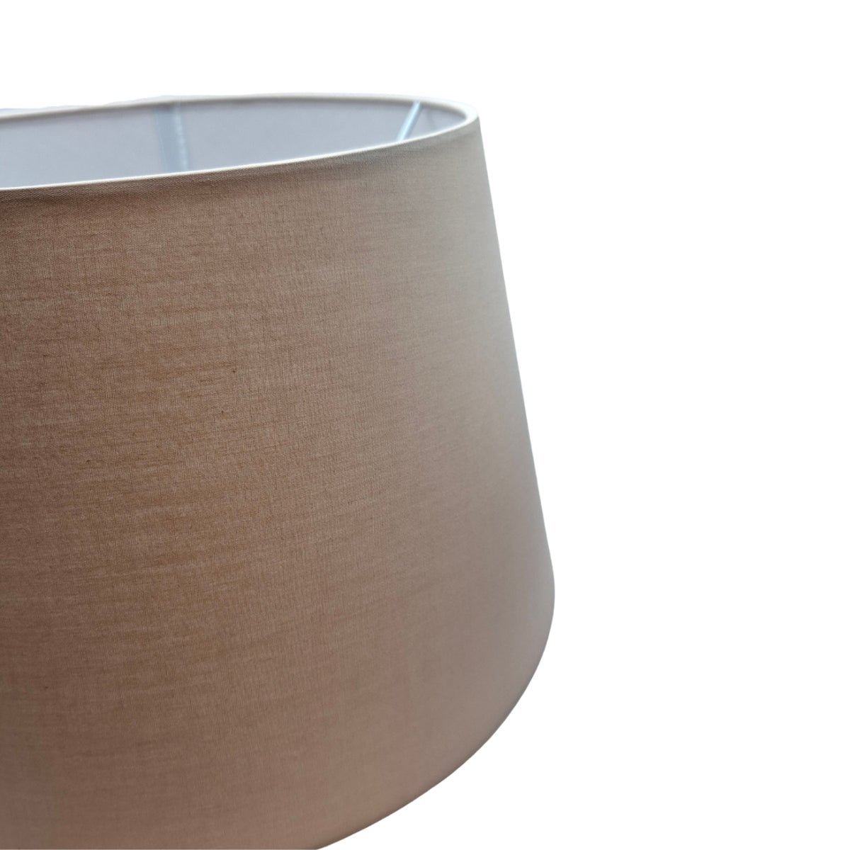 De cappuccino lampenkap geeft een warme, uitnodigende sfeer. Perfect voor een minimalistische inrichting met stijl.