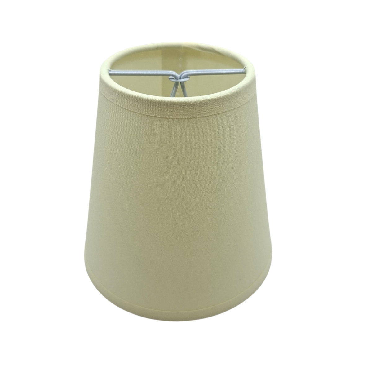 Deze crème lampenkap in chintz geeft een warme, minimalistische uitstraling aan elke kamer.