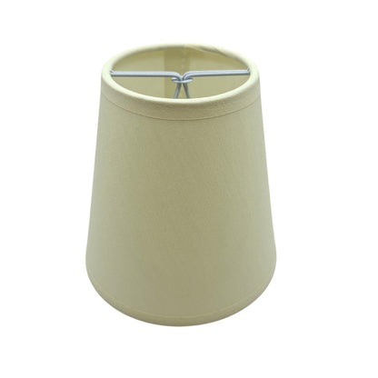 Deze crème lampenkap in chintz geeft een warme, minimalistische uitstraling aan elke kamer.