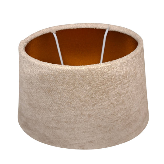 Verfijnde lampenkap in zacht crèmekleurig velvet. Brengt een warme, luxe uitstraling in elke ruimte van uw huis.