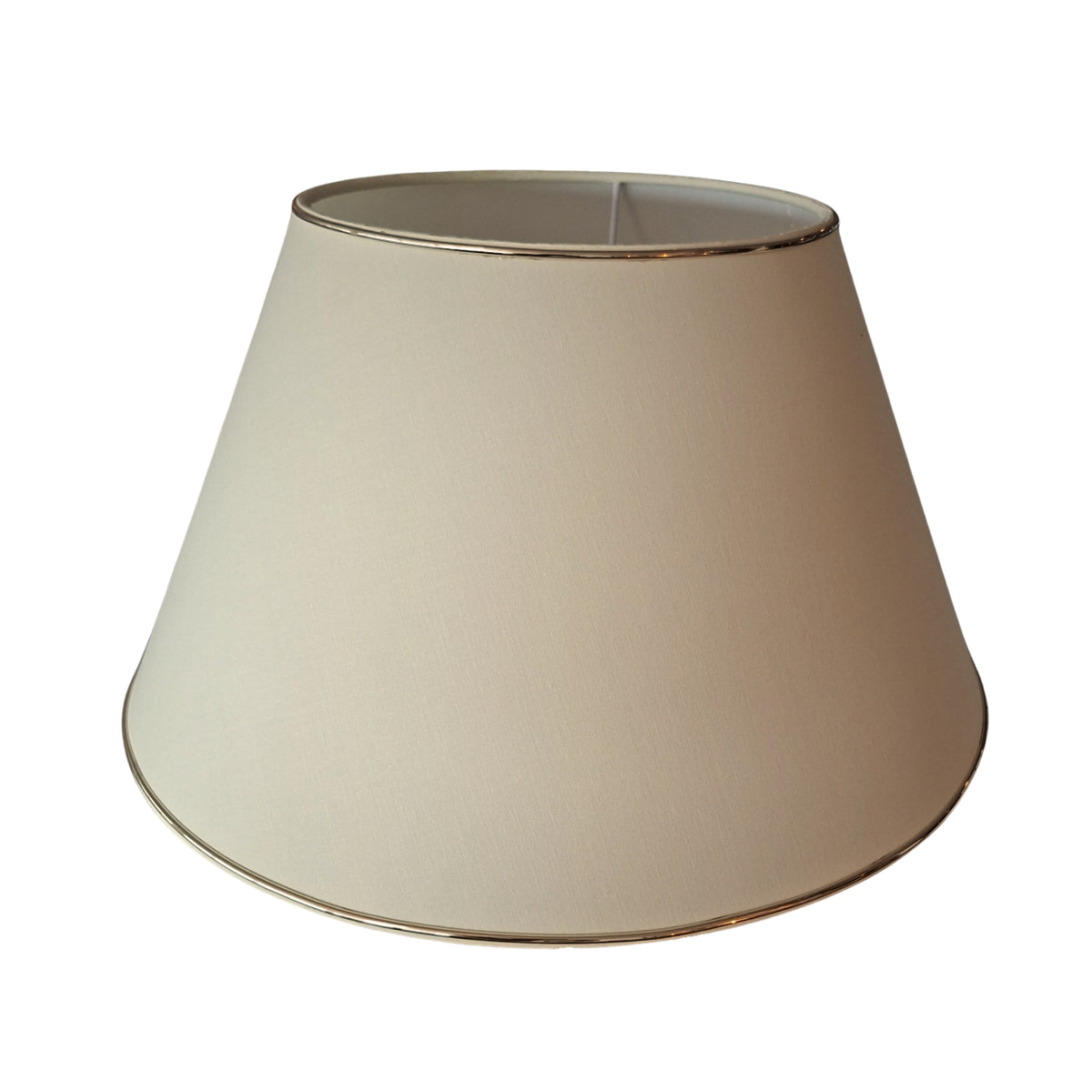 Deze verfijnde lampenkap in crème en goud voegt een luxe uitstraling toe aan iedere ruimte.