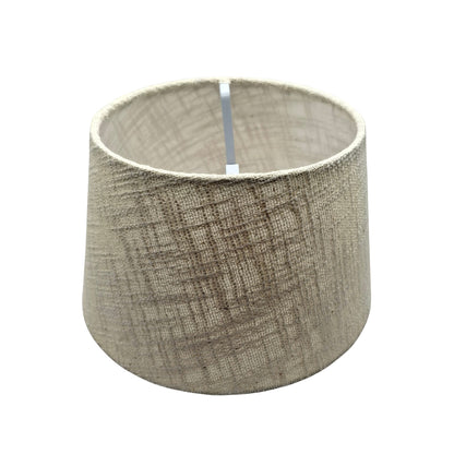 De moderne crème lampenkap voegt een verfijnde touch toe aan je interieur. Perfect voor een warm en sfeervol licht.