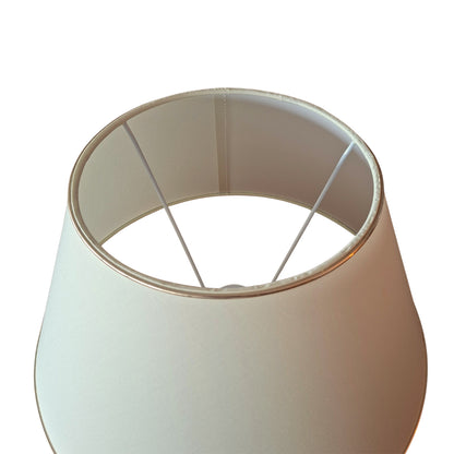 Zwoele lampenkap in crème en goud voor een warme ambiance. Perfect voor het creëren van een sfeervolle inrichting.