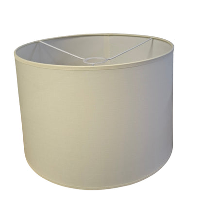 Deze moderne lampenkap in crème biedt een warme, zachte uitstraling. Perfect voor een sfeervolle ambiance in elke kamer.