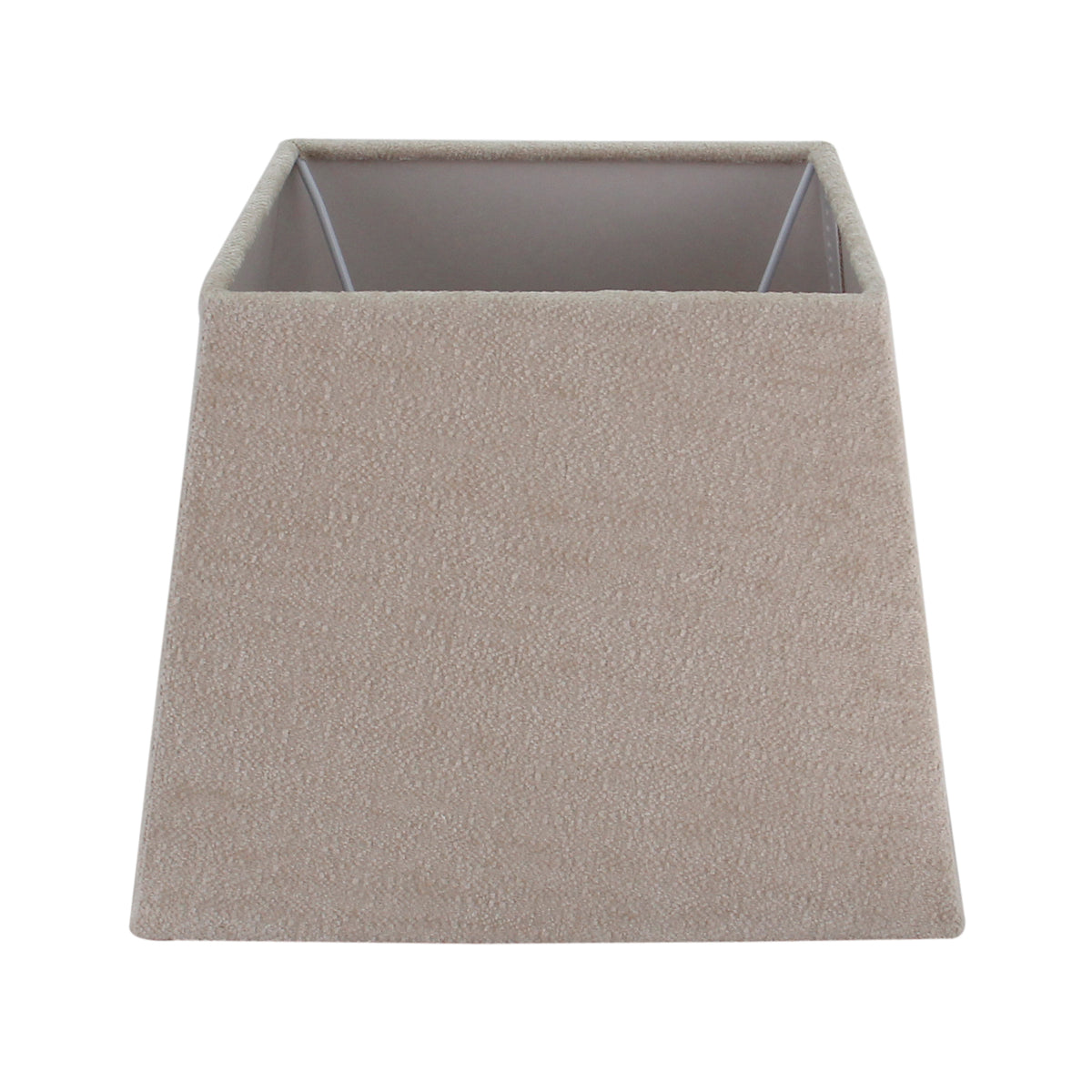 Deze crèmekleurige lampenkap van Various geeft een warme en uitnodigende sfeer. Perfect voor elke inrichting.