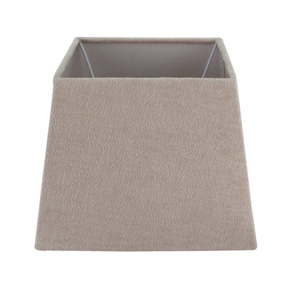 Deze crèmekleurige lampenkap van Various geeft een warme en uitnodigende sfeer. Perfect voor elke inrichting.