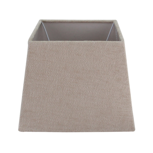 Deze crèmekleurige lampenkap van Various geeft een warme en uitnodigende sfeer. Perfect voor elke inrichting.