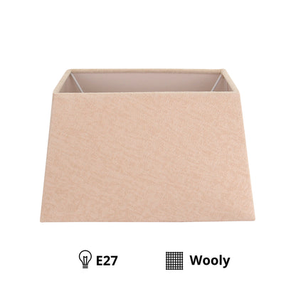 Een gedetailleerde blik op de crèmekleurige lampenkap. Deze stijlvol afgewerkte kap brengt warmte in je interieur.