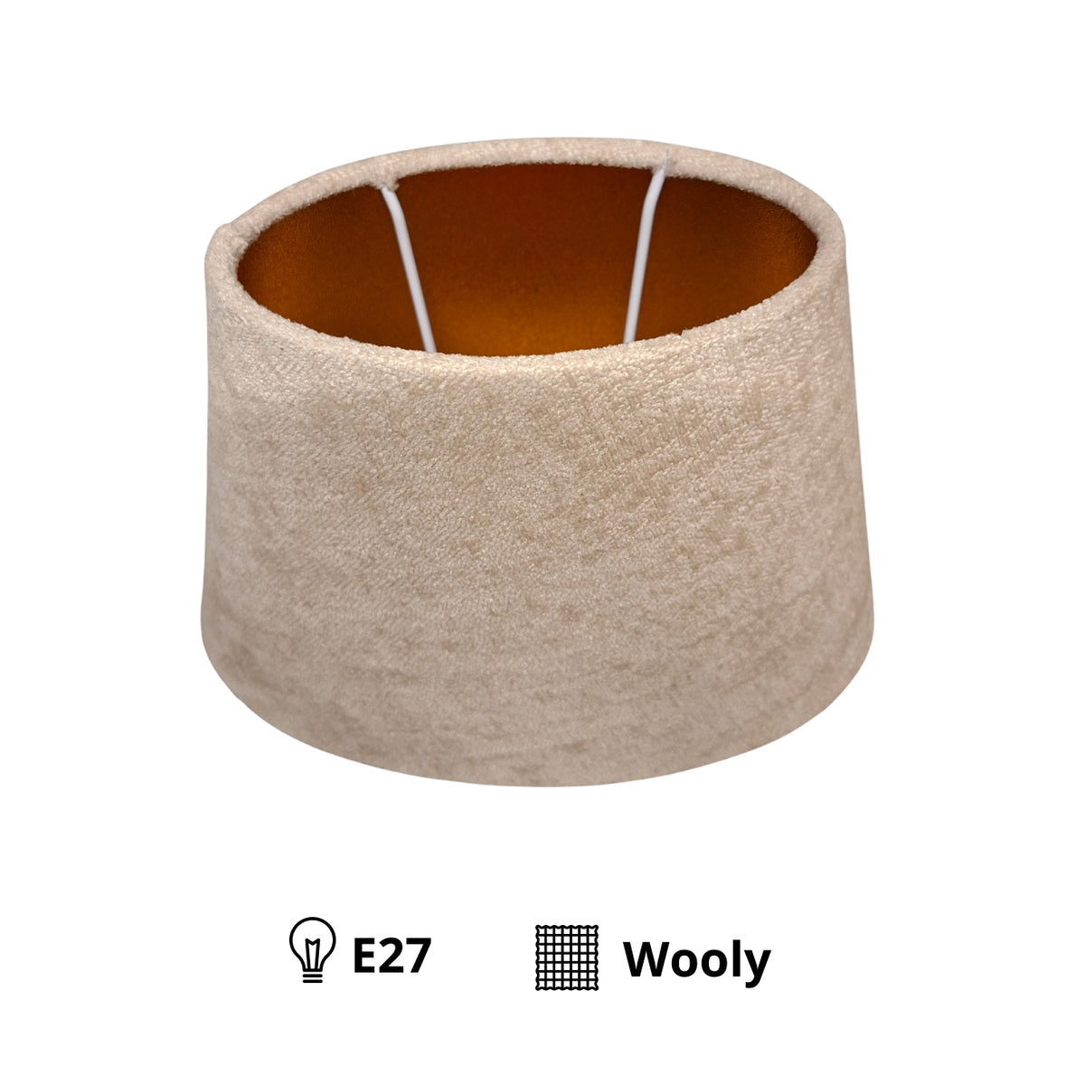 Zachte, crèmekleurige lampenkap van velvet. Deze elegante kap geeft een warme gloed en past perfect in elke interieurstijl.