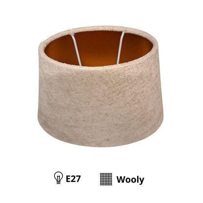 Zachte, crèmekleurige lampenkap van velvet. Deze elegante kap geeft een warme gloed en past perfect in elke interieurstijl.