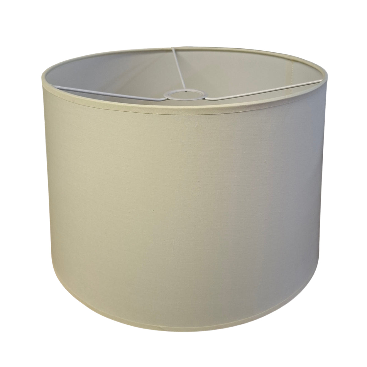 Deze crèmekleurige lampenkap voegt een moderne touch toe aan je interieur.