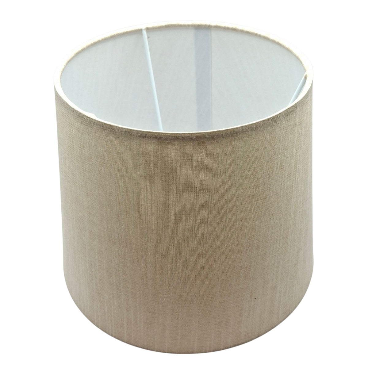 Deze romige lampenkap van wildzijde biedt een warme, uitnodigende sfeer. Perfect voor elke stijlvolle verlichtingsoplossing.