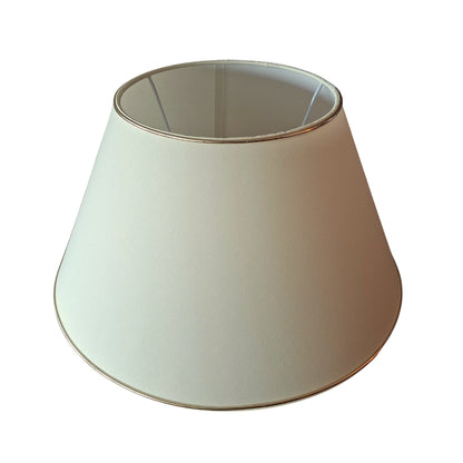 Deze chique lampenkap in crème met gouden details geeft een warmere sfeer aan je interieur. Perfect voor elke ruimte.
