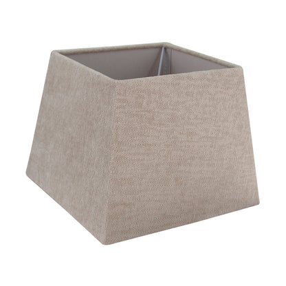 Deze crèmekleurige lampenkap voegt een warme, uitnodigende sfeer toe aan elke ruimte. Perfect voor sfeervolle verlichting.