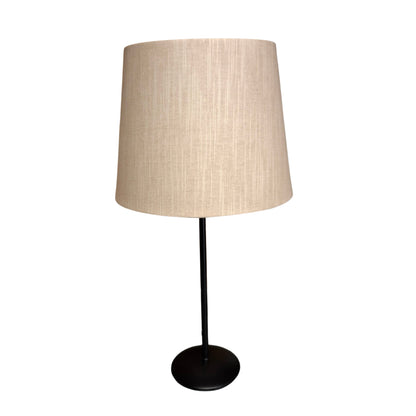 Deze crèmekleurige lampenkap van wildzijde voegt een luxe uitstraling toe aan elke ruimte.