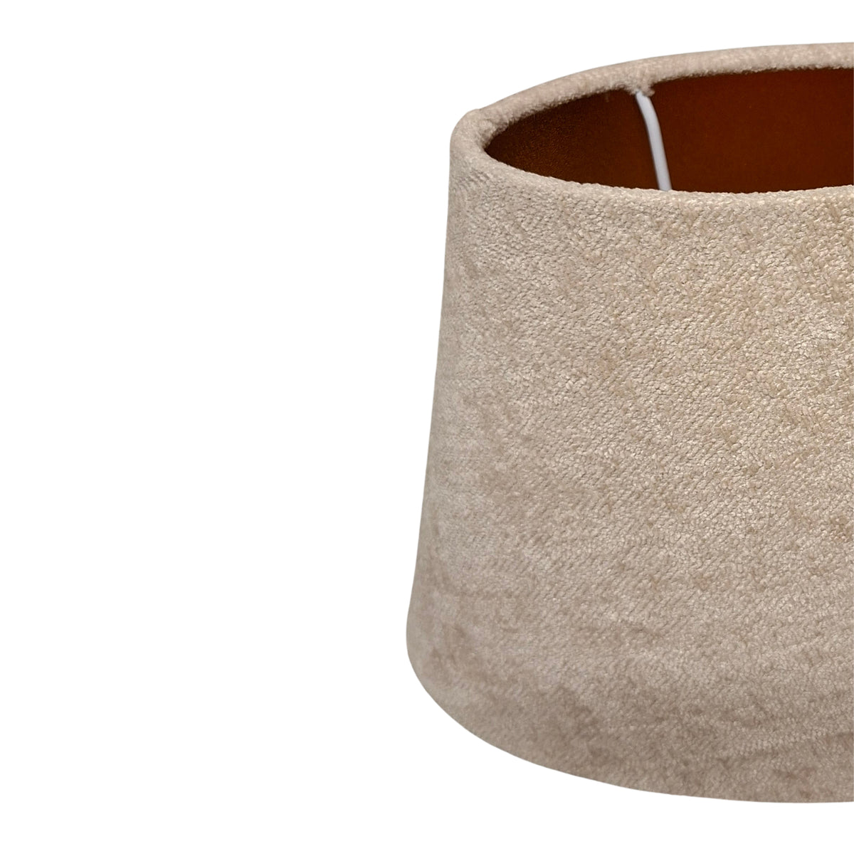Verfijnde lampenkap in crème velvet voor een luxe uitstraling. Perfect voor het creëren van een warme, uitnodigende sfeer.