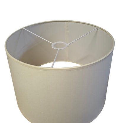 Deze crèmekleurige lampenkap voegt een modern accent toe aan elke ruimte. Perfect voor sfeervolle verlichting en elegance.