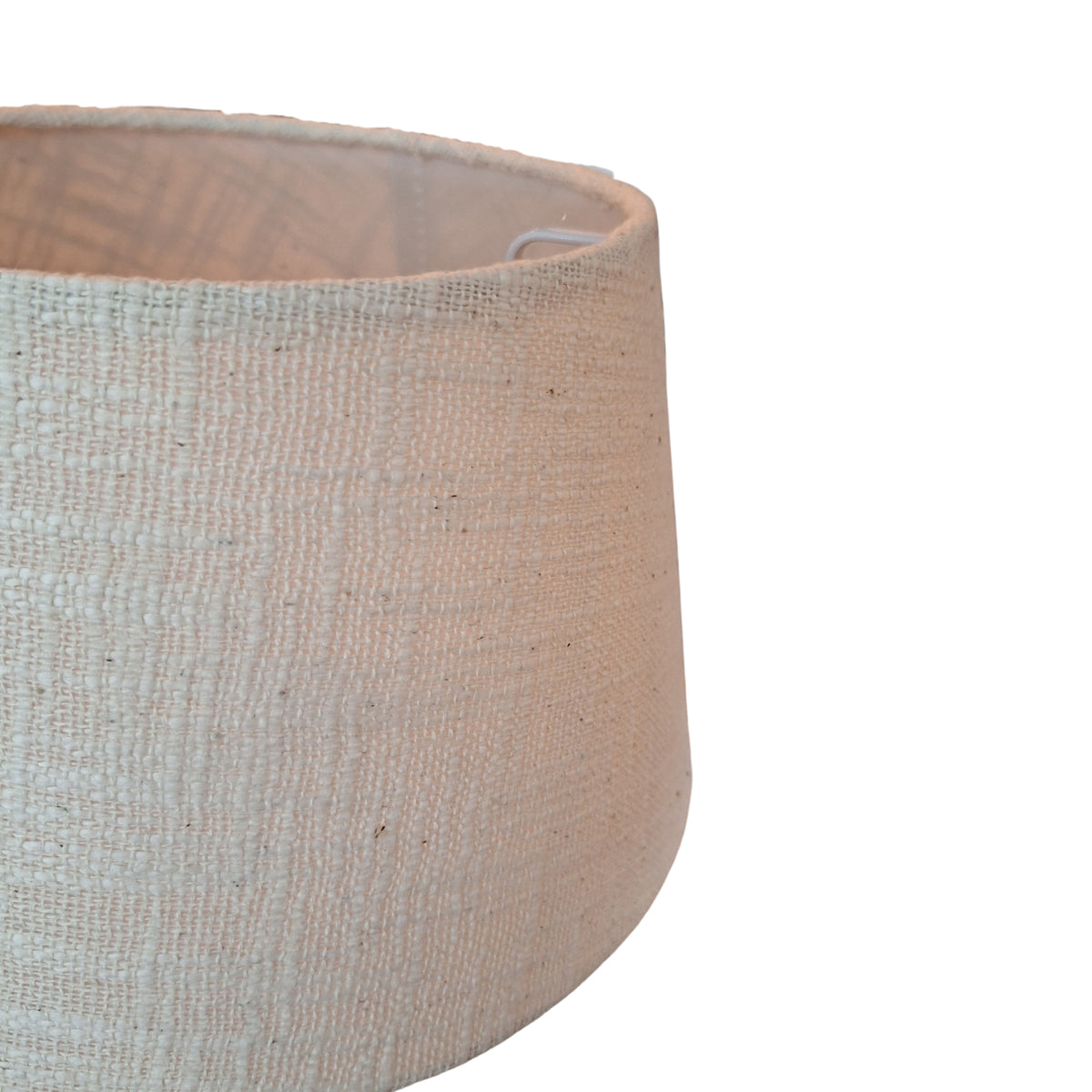 Deze moderne lampenkap in crème geeft een warme uitstraling aan je interieur.