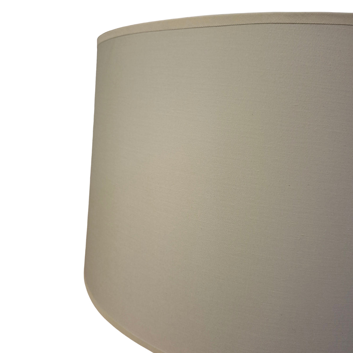 Een moderne lampenkap in crème, perfect voor het creëren van een warme sfeer in je interieur. Ideaal voor elke lamp.