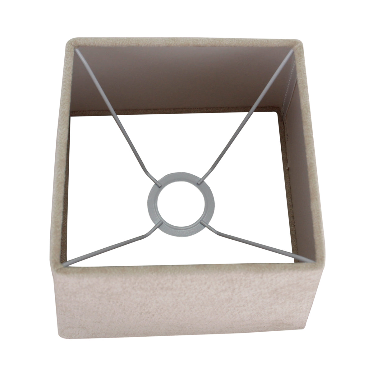 Deze crèmekleurige lampenkap straalt een warme sfeer uit. Perfect voor het creëren van een gezellige ambiance in huis.