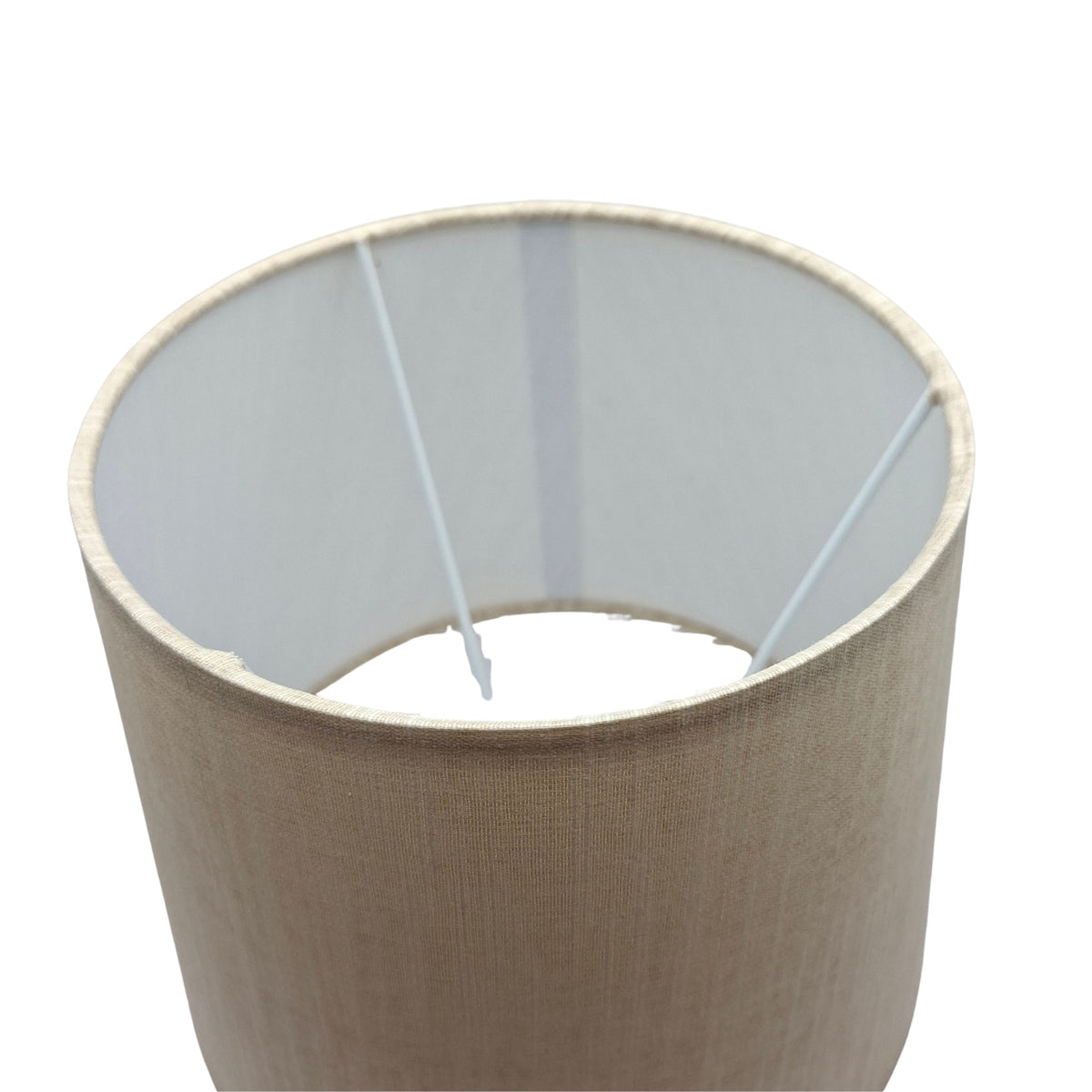 Deze crèmekleurige lampenkap van wildzijde voegt een warme, natuurlijke sfeer toe aan je interieur.