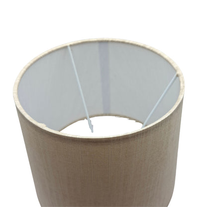 Deze crèmekleurige lampenkap van wildzijde voegt een warme, natuurlijke sfeer toe aan je interieur.