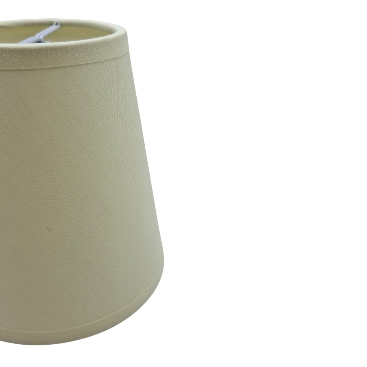 Een minimalistische lampenkap in crème kleur. Ideaal voor het creëren van een sfeervolle en rustige ambiance in huis.