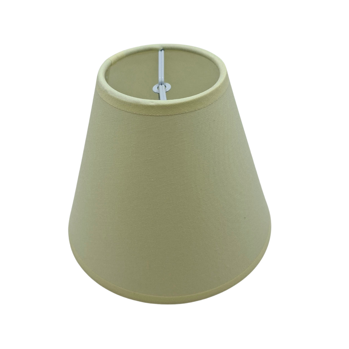 Minimalistische lampenkap in crème katoen die een warme ambiance creëert.