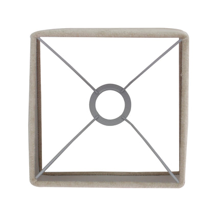 Deze crèmekleurige lampenkap geeft een warme en sfeervolle uitstraling. Perfect voor een gezellige ambiance in huis.