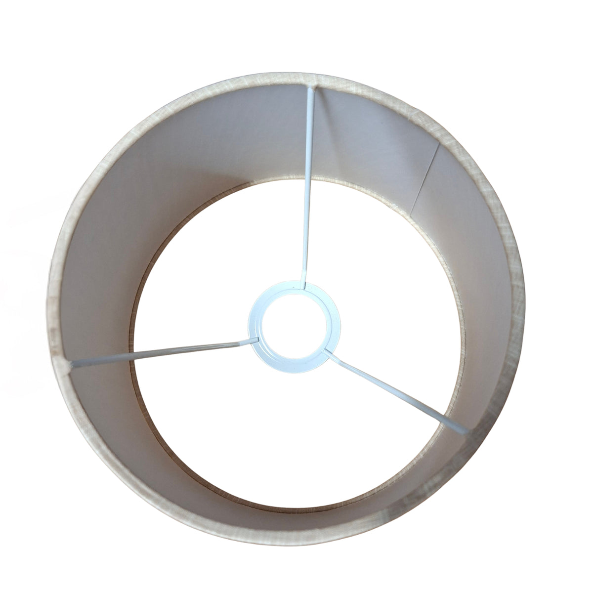 Zachte crème lampenkap van wildzijde voor een warme, sfeervolle uitstraling. Perfect voor elke kamer in huis.