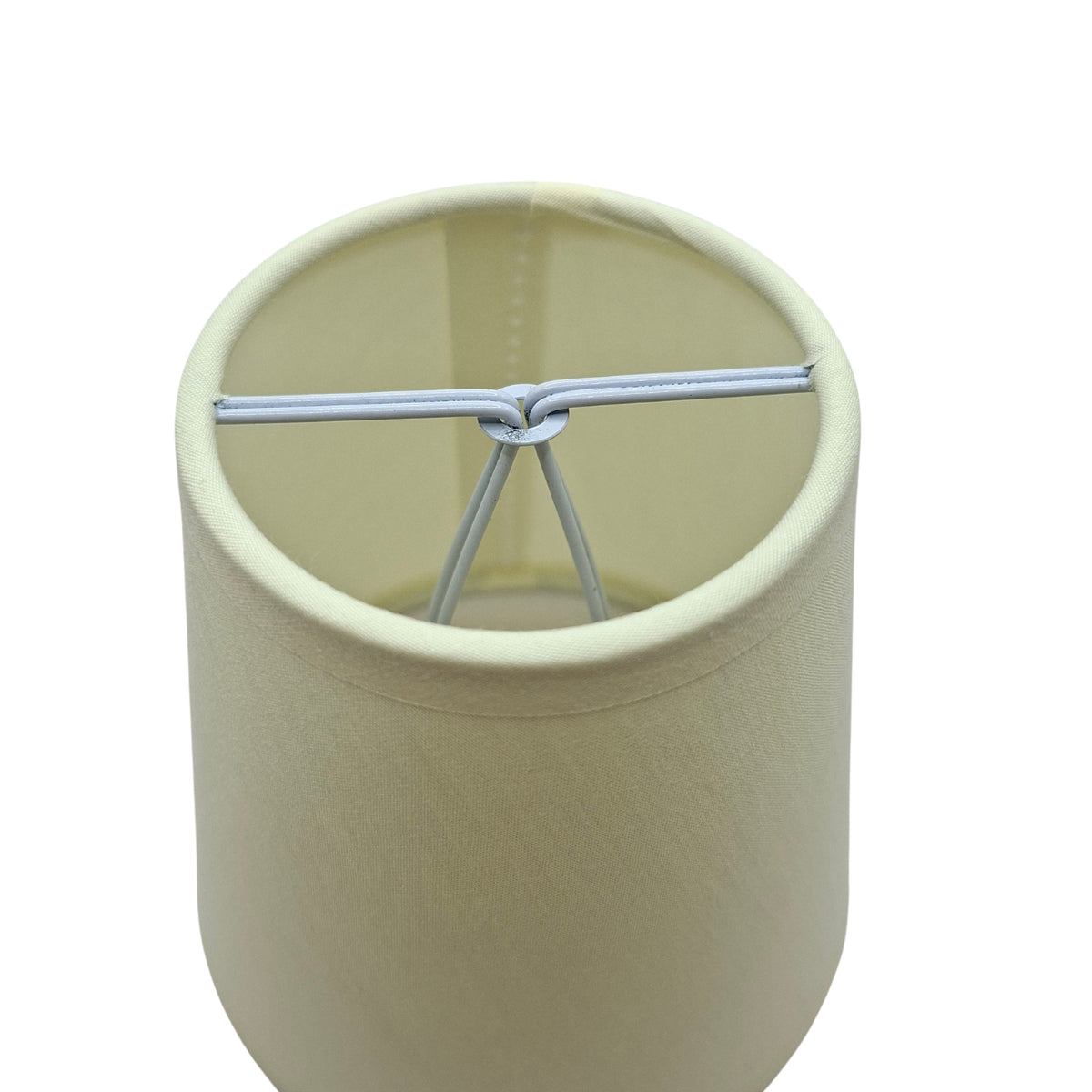 Deze minimalistische crèmekleurige lampenkap voegt een vleugje eenvoud toe aan elke ruimte.