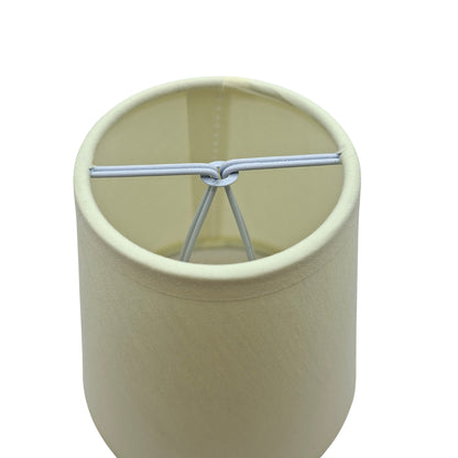 Deze minimalistische crèmekleurige lampenkap voegt een vleugje eenvoud toe aan elke ruimte.