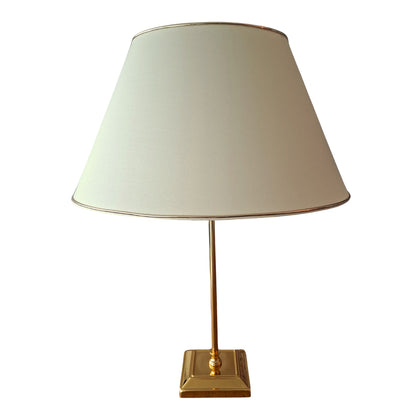 Deze elegante lampenkap in crème met gouden accents voegt een luxe touch toe aan elke kamer.